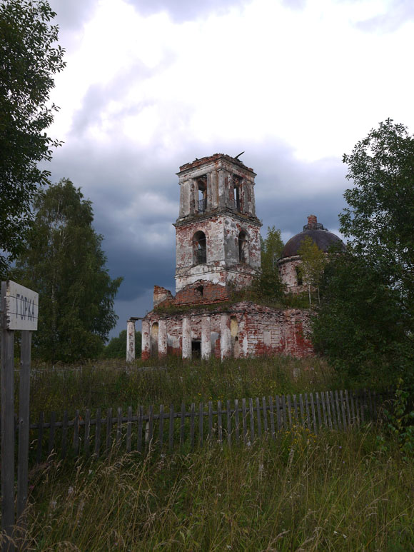 Заброшенная церковь в деревне Горка